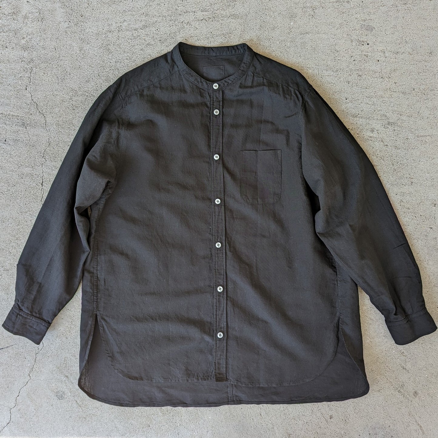 ＜OSOCU＞ 知多木綿 ヘンプコットン バンドカラーシャツ 名古屋黒紋付染