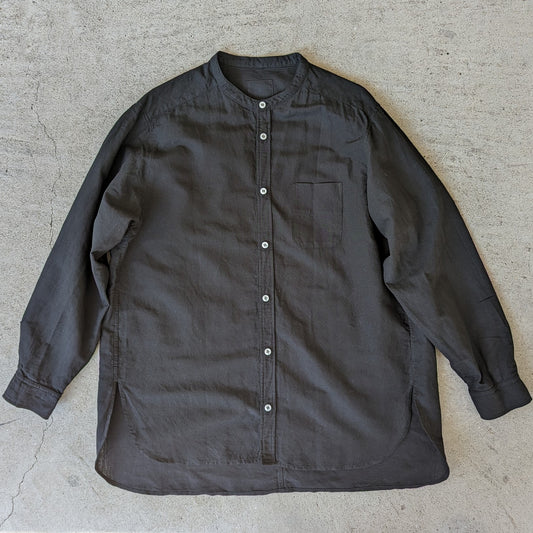 ＜OSOCU＞ 知多木綿 ヘンプコットン バンドカラーシャツ 名古屋黒紋付染