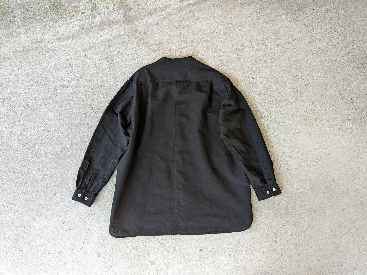 ＜OSOCU＞ 知多木綿 ヘンプコットン バンドカラーシャツ 名古屋黒紋付染
