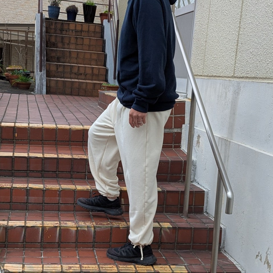 <OSOCU> 国産吊り編み生地のスウェットパンツ アイボリー