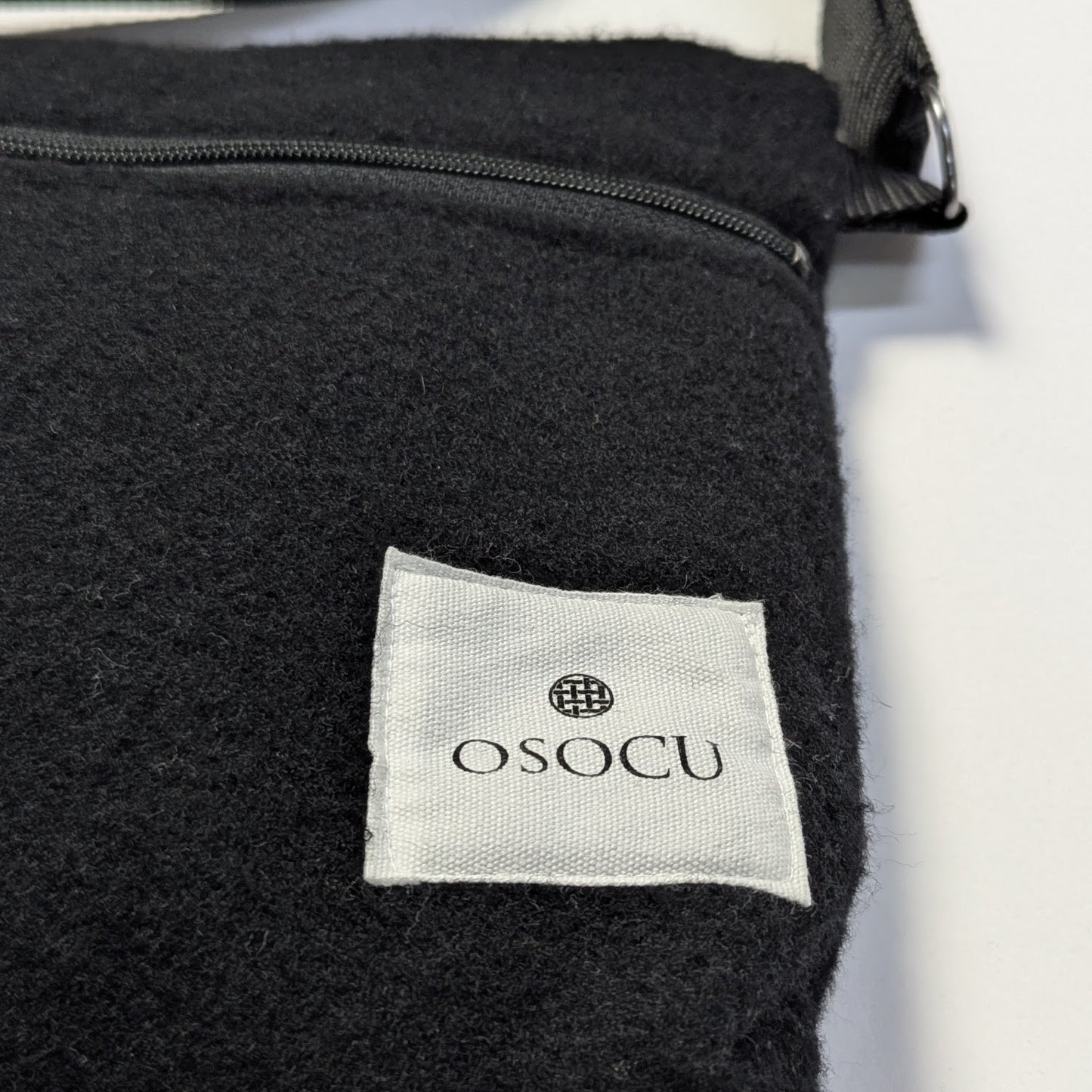 ＜OSOCU＞尾州ウール 毛七 サコッシュ 再生羊毛（リサイクルウール） ブラック