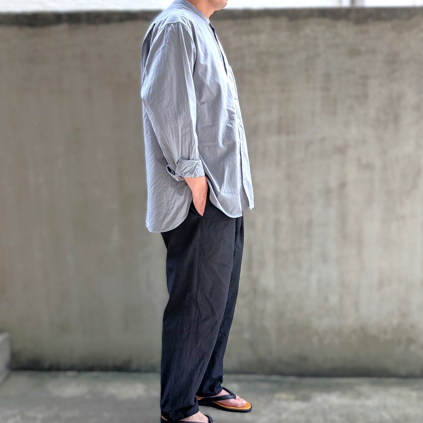 <OSOCU> 伝統色染め 灰青色 知多木綿 バンドカラーシャツ 愛知の素材と技術で作る「伝統を日常で愉しむシャツ」