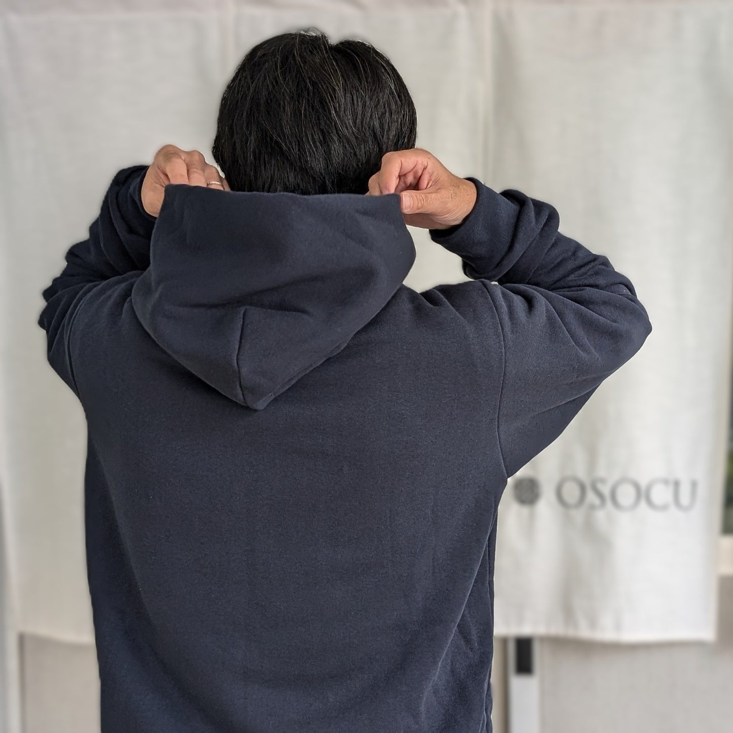 <OSOCU> 国産吊り編み生地のスウェットパーカー