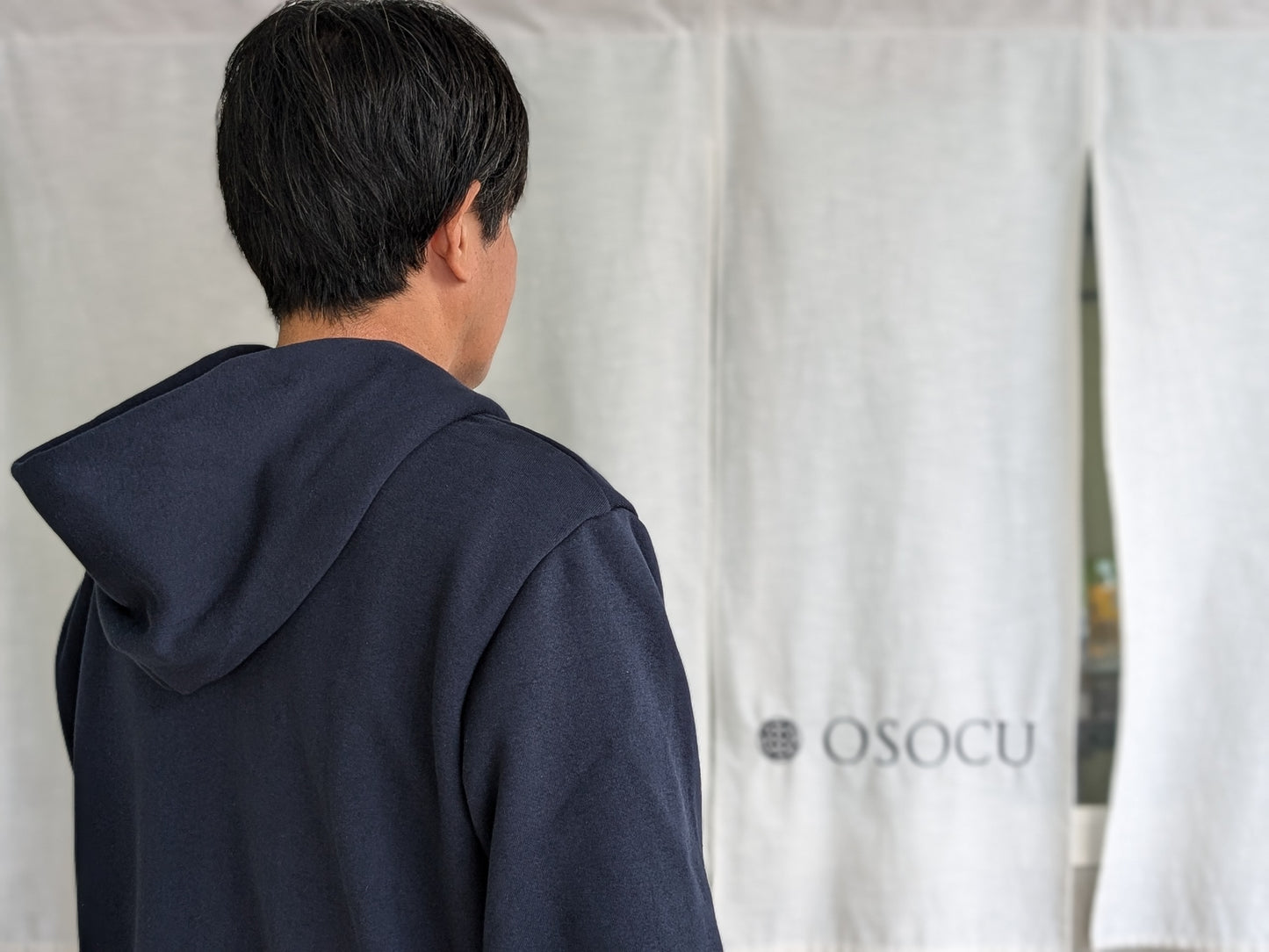 <OSOCU> 国産吊り編み生地のスウェットパーカー