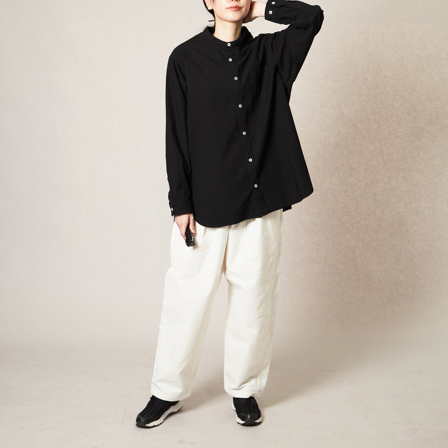 知多木綿 18貫 バンドカラーシャツ 名古屋黒紋付染 愛知の素材と技術で作る「伝統を日常で愉しむシャツ」