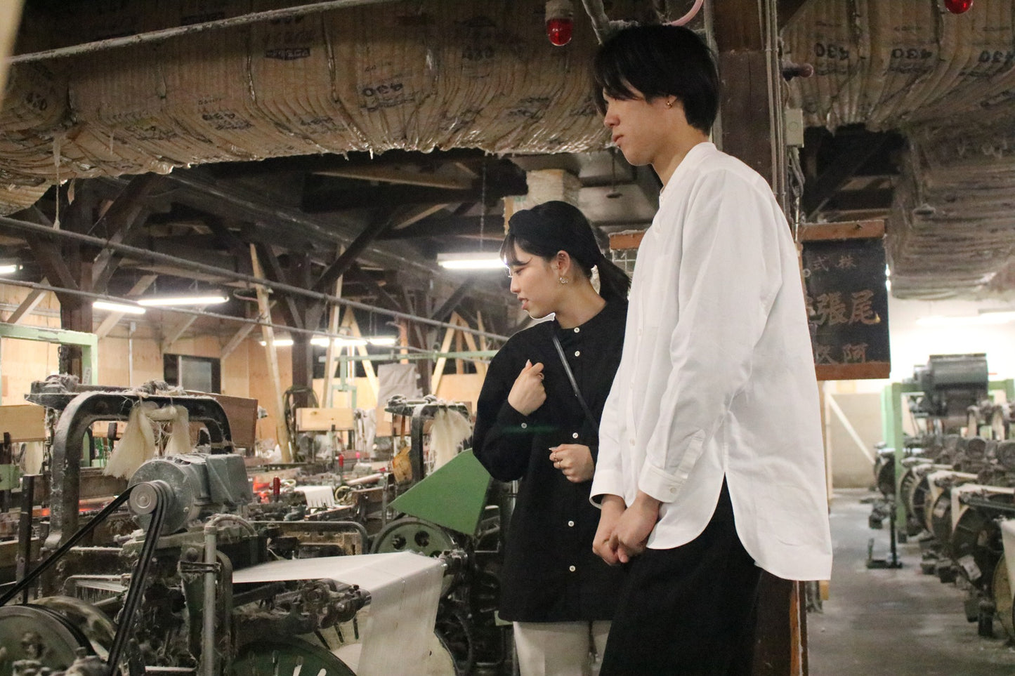 知多木綿 18貫 バンドカラーシャツ 名古屋黒紋付染 愛知の素材と技術で作る「伝統を日常で愉しむシャツ」