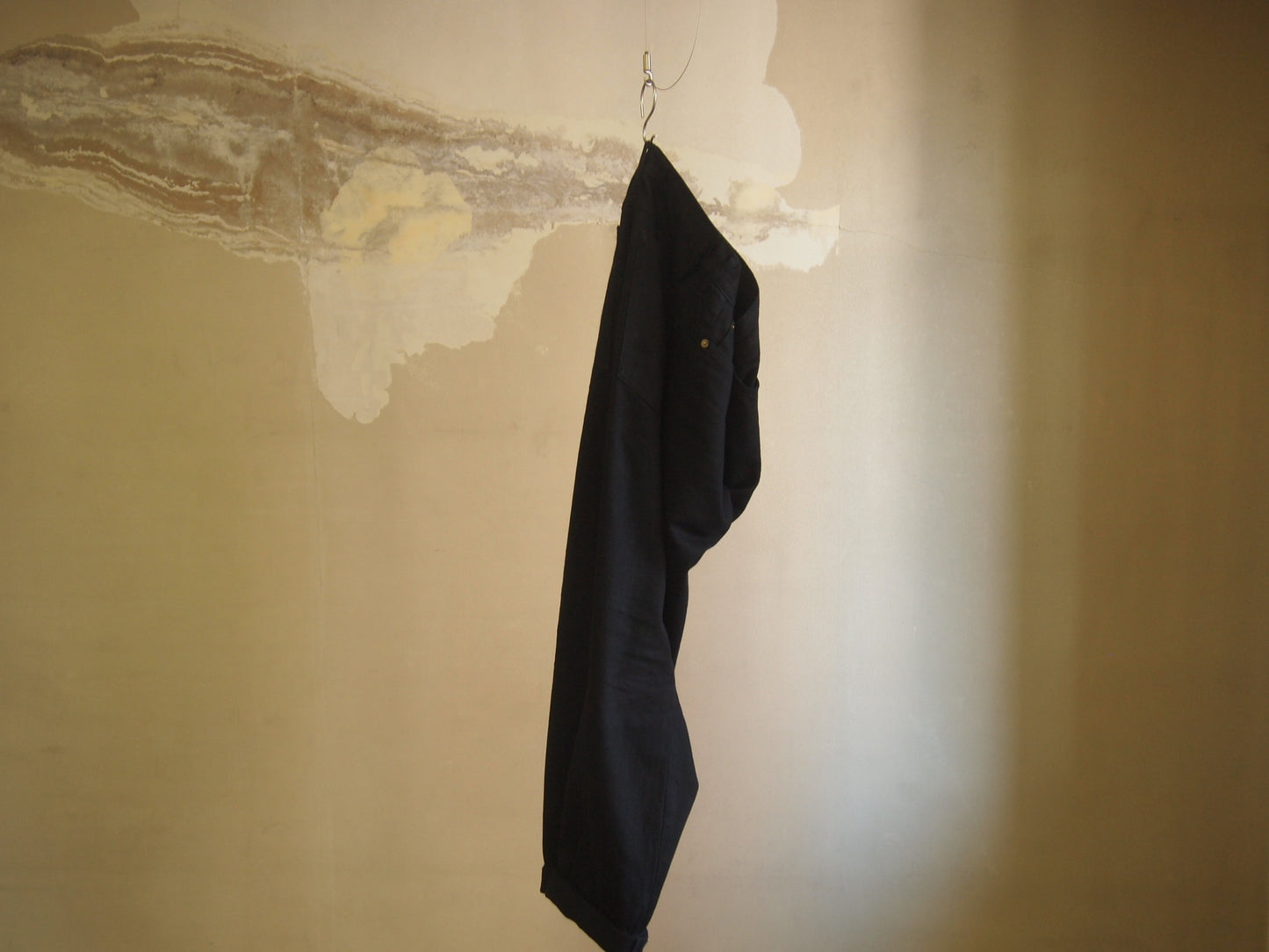 <ツムギラボ>デッドストック生地 黒染め テーパードデニムパンツ 名古屋黒紋付染