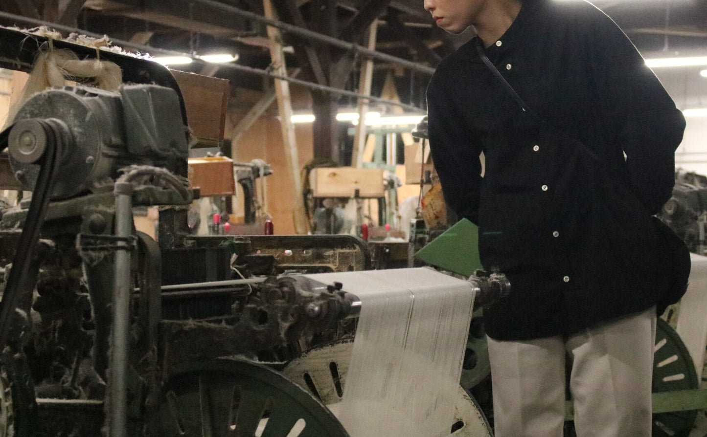 知多木綿 18貫 バンドカラーシャツ 名古屋黒紋付染 愛知の素材と技術で作る「伝統を日常で愉しむシャツ」